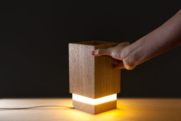 Madeira Design Marcenaria - Luminária de mesa obturador
