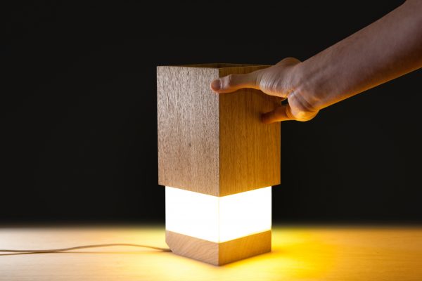 Madeira Design Marcenaria - Luminária de mesa obturador